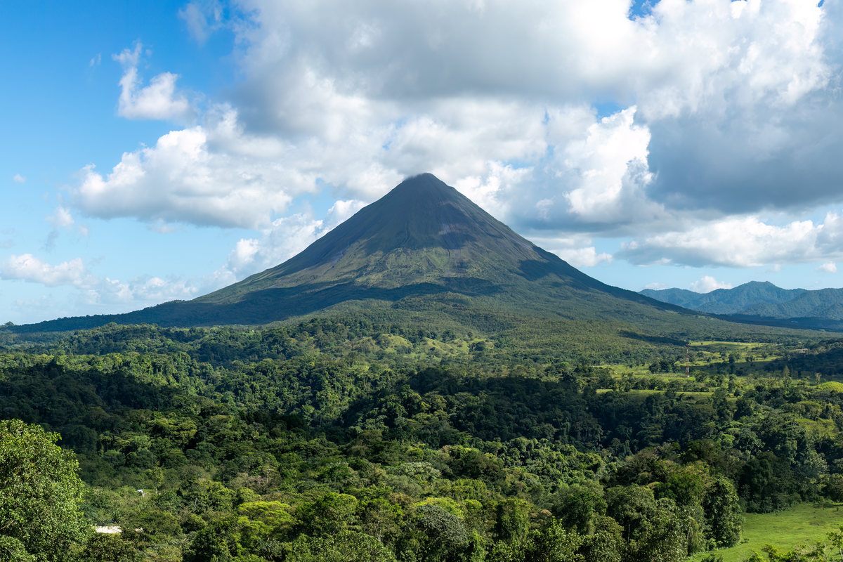 Vulkan Arenal mit grünen Hügeln bei La Fortuna in Costa Rica
