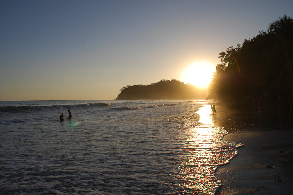 Strand und Meer bei Sámara in Costa Rica im Sonnenuntergang
