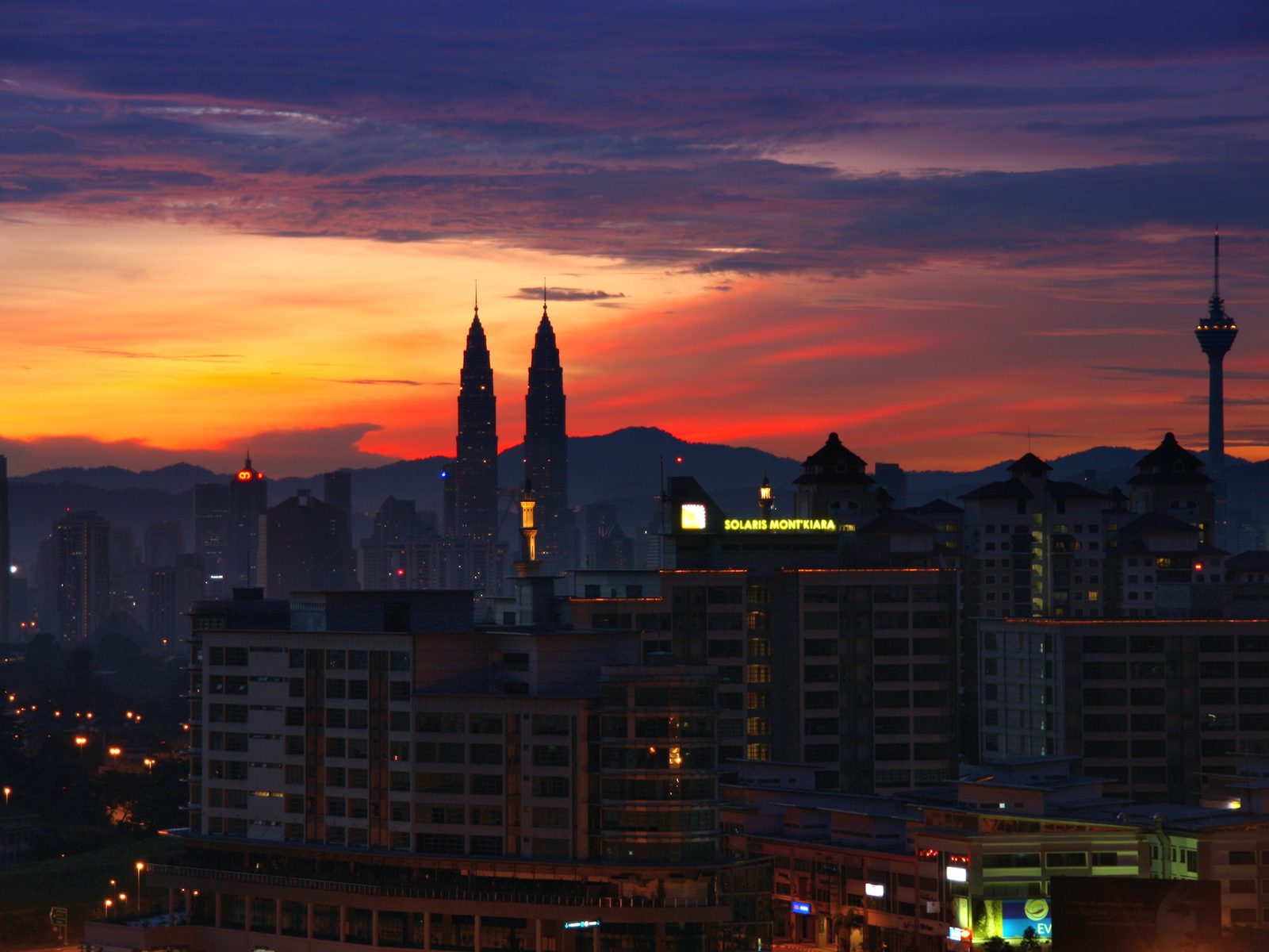 Skyline von Kuala Lumpur mit den Petronas Towers im Abendrot