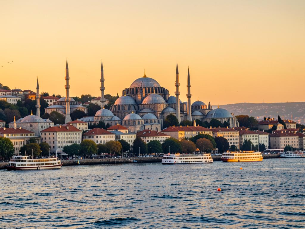 Kuppeln und Minarette über dem Bosporus im Abendlicht