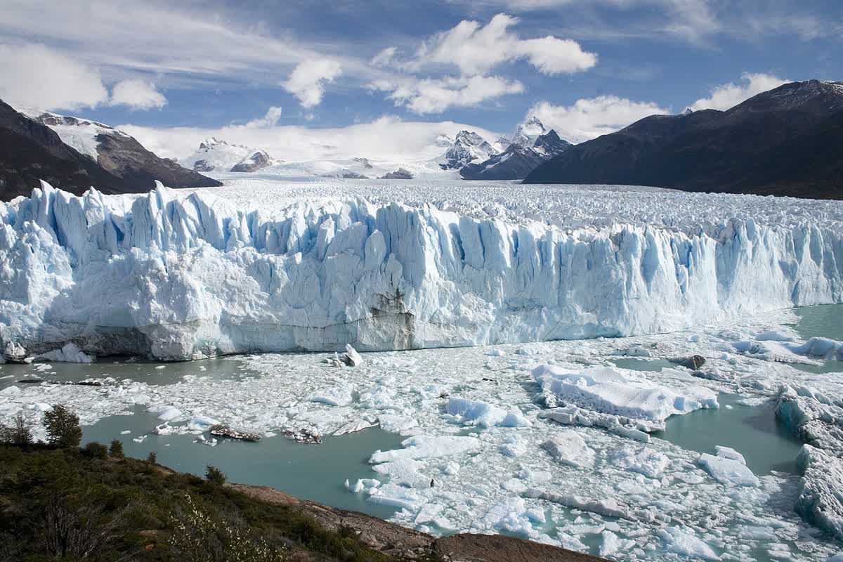 Blaue Eiswand des kalbenden Perito-Moreno-Gletschers in Patagonien