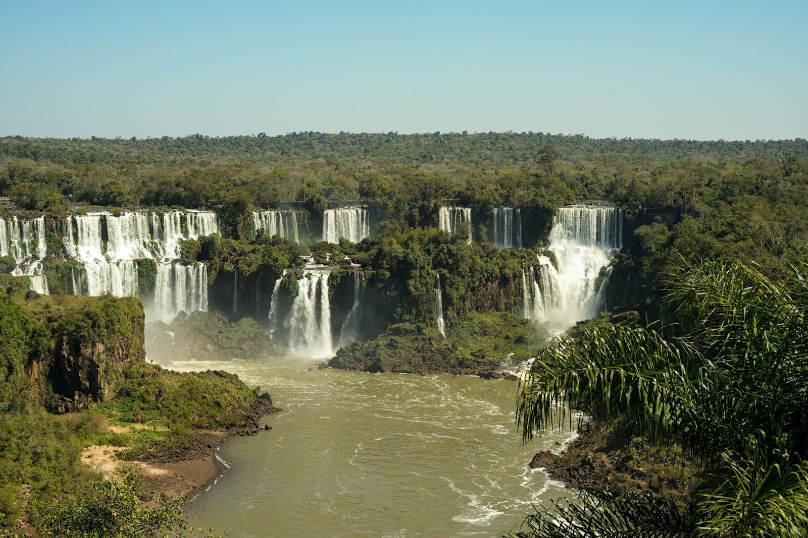 Breite Wasserfälle der Iguaçu-Fälle im umliegenden Regenwald