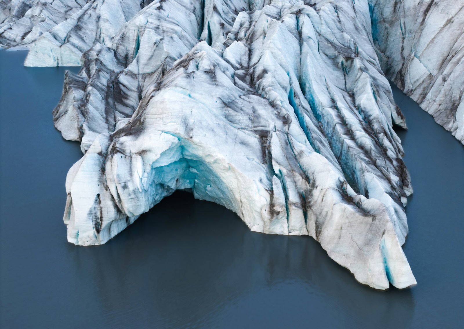Gletscherkante mit blauem Wasser darunter