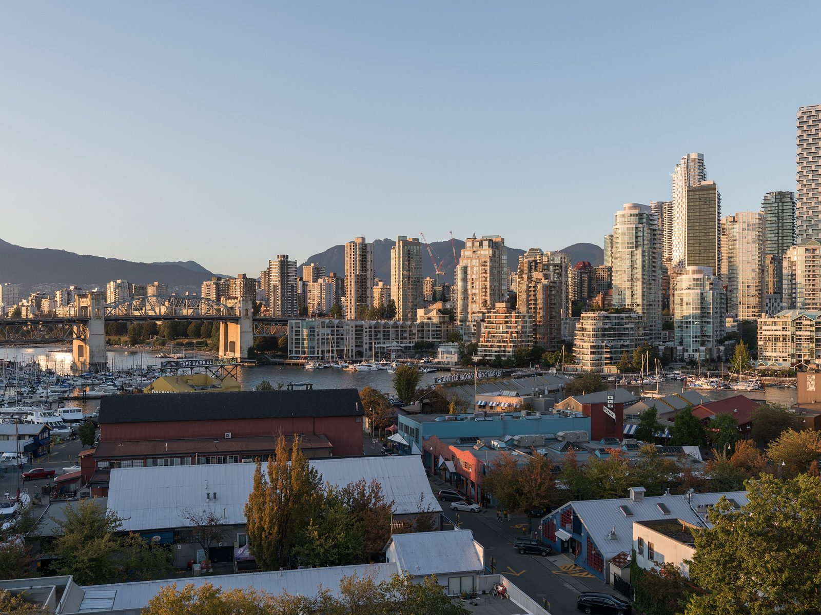 Skyline einer Küstenstadt mit Bergen jenseits des Wassers