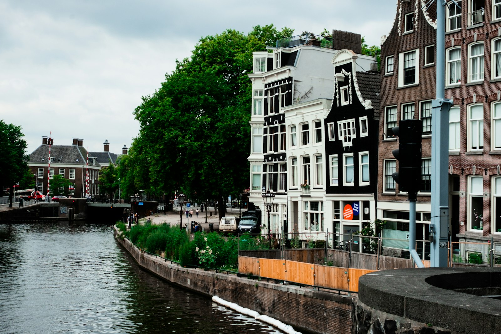 Kanal mit Grachtenhäusern in Amsterdam