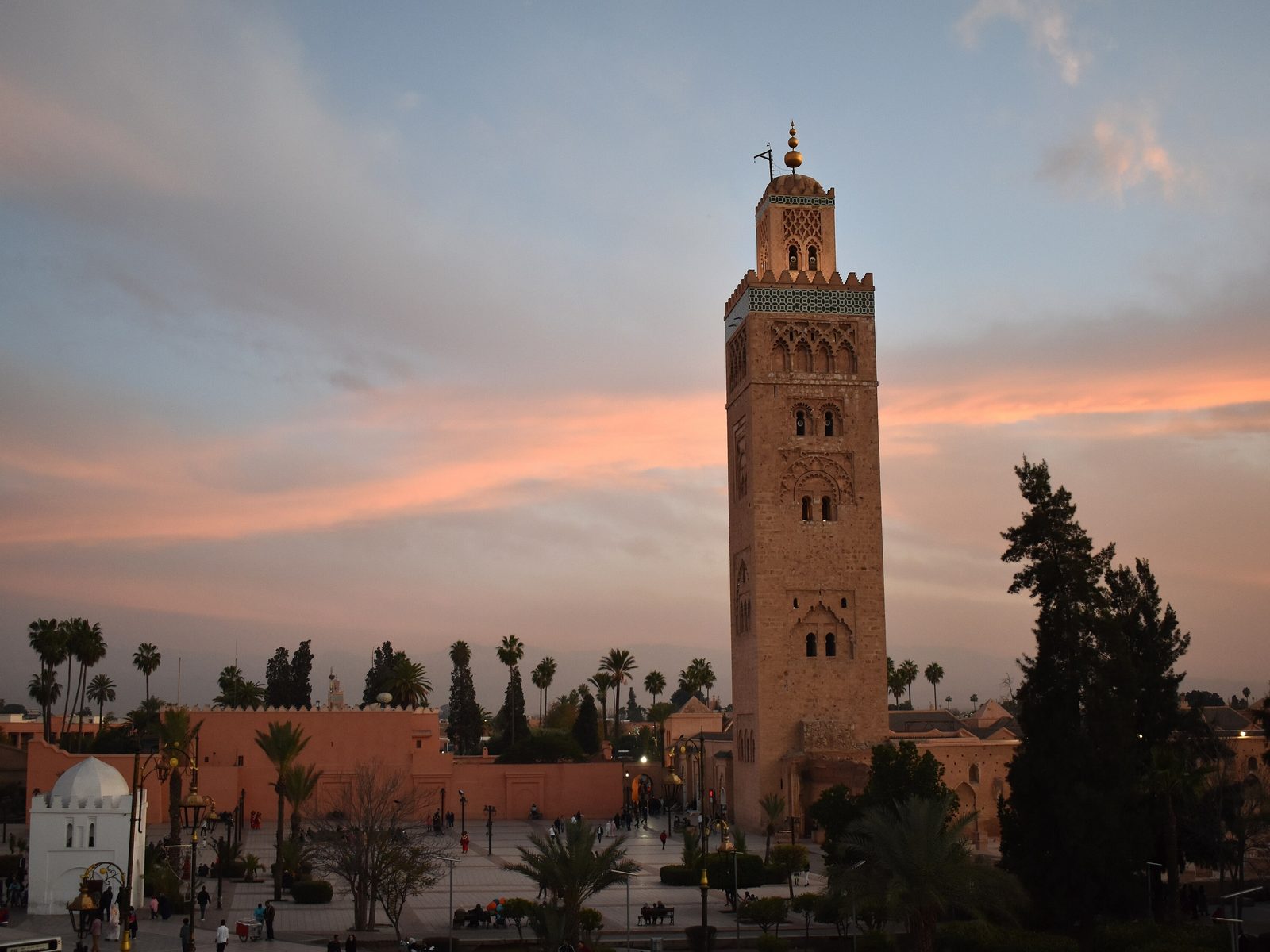 Koutoubia-Moschee in Marrakesch im Abendlicht