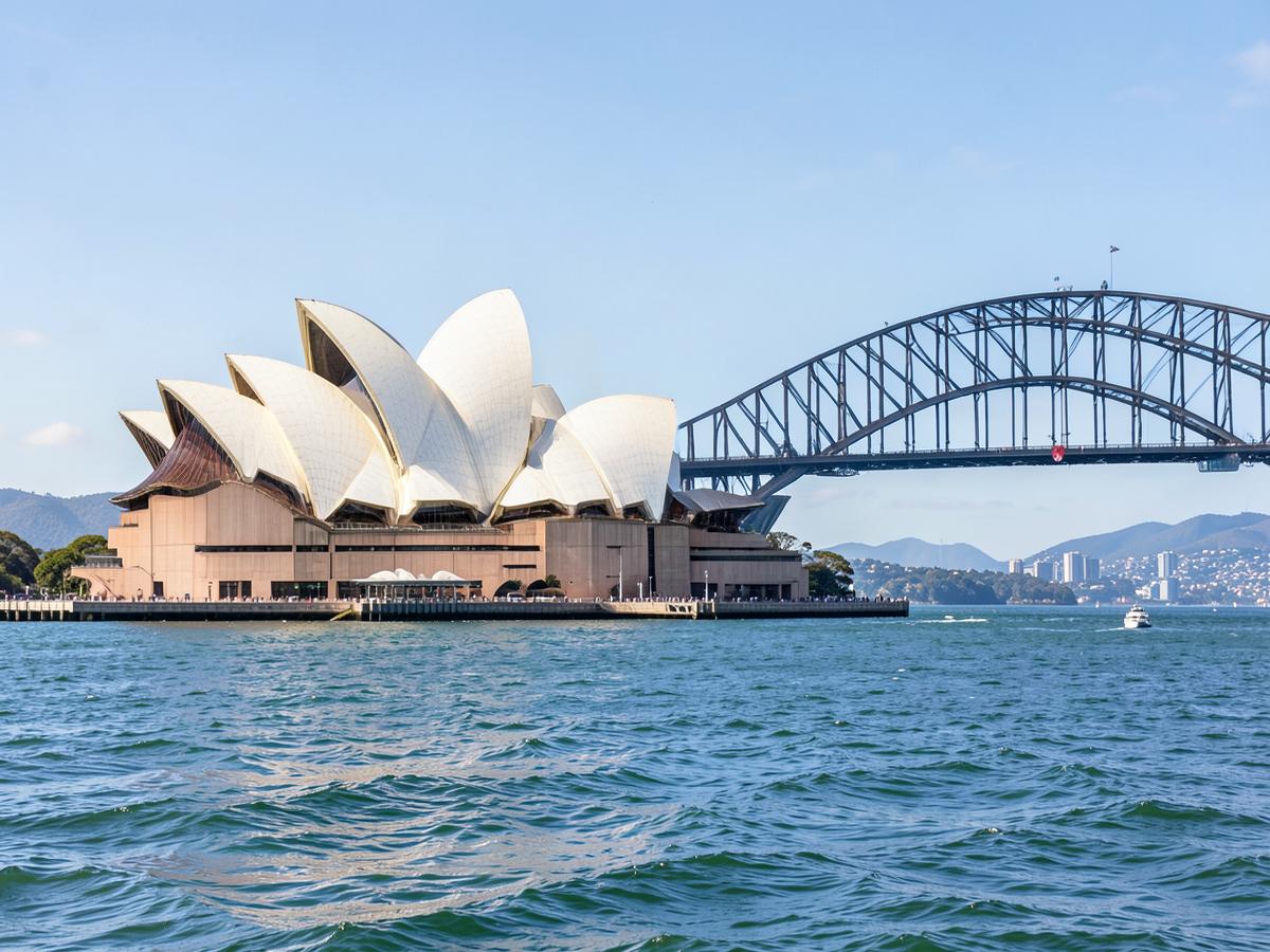 Opernhaus und Hafenbrücke von Sydney über dem Wasser