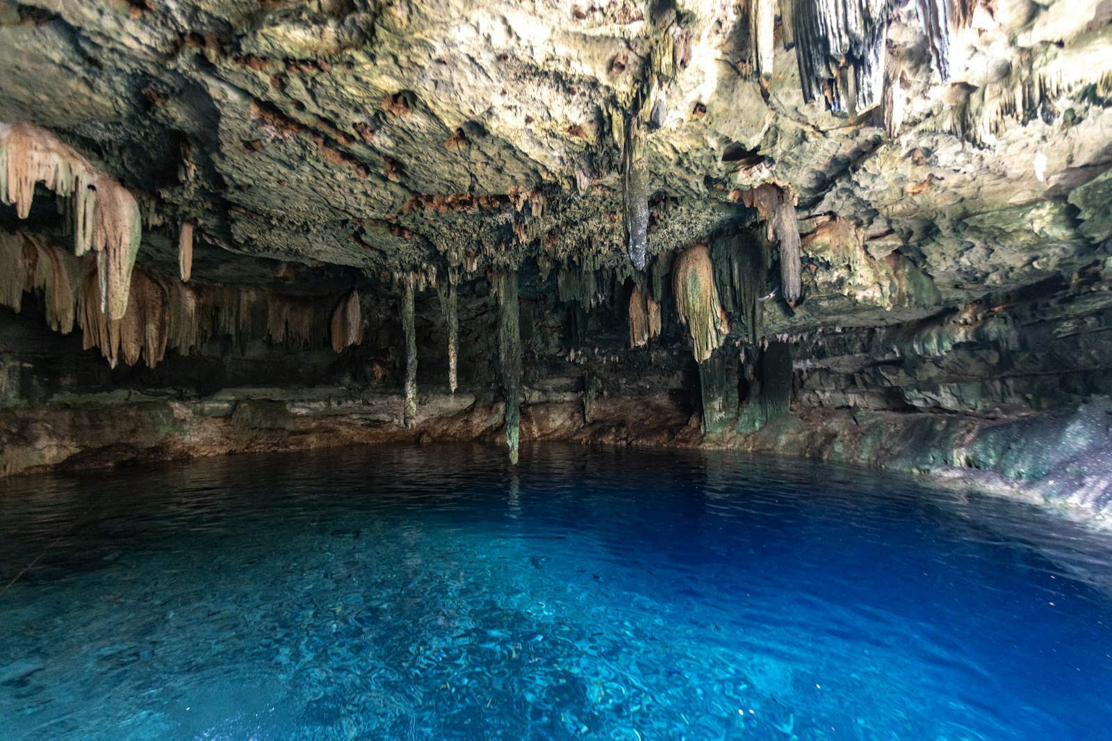 Höhle mit blauem Wasser einer Cenote