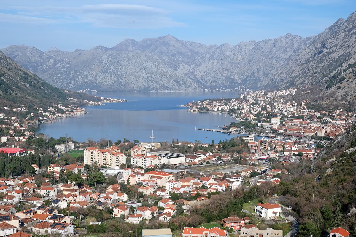 Steil aufragende Berge um die venezianische Altstadt von Kotor
