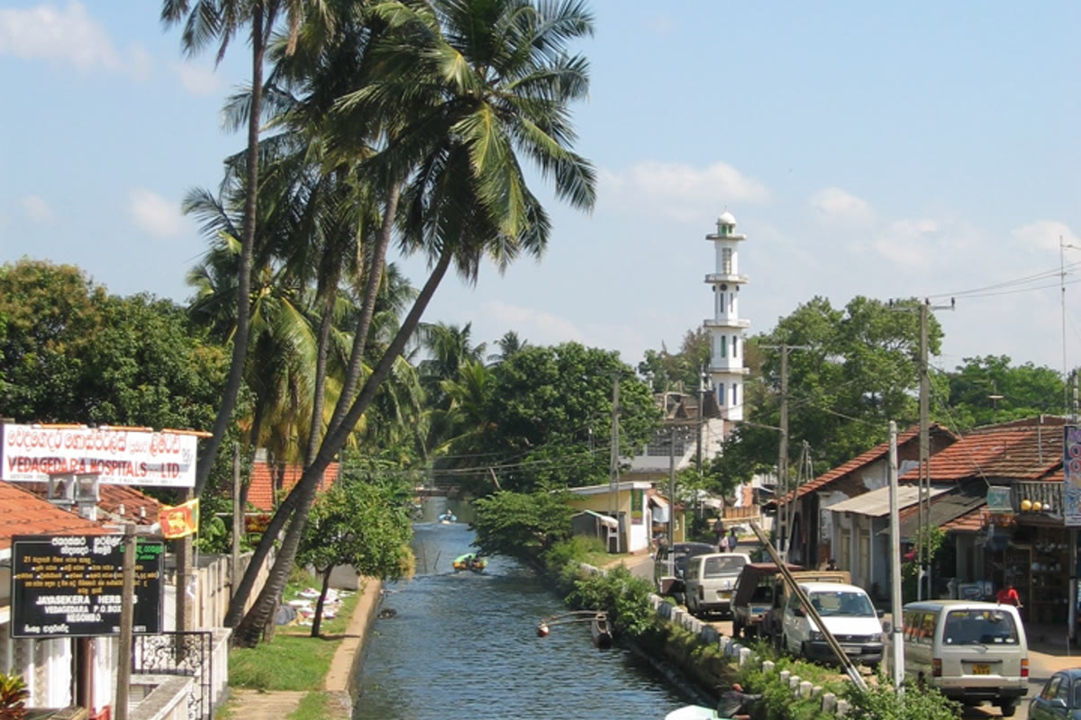 Fischerkanäle und Holzboote in Negombo an der Westküste