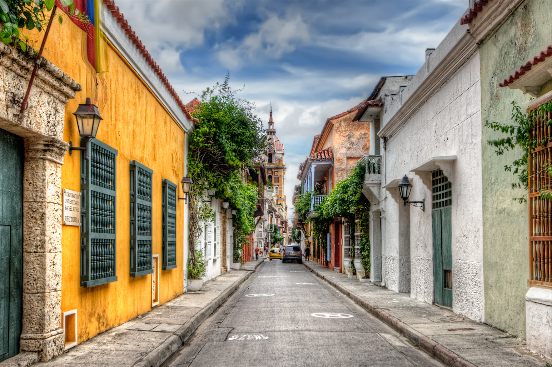 Farbenfrohe Kolonialstraße in der Altstadt von Cartagena