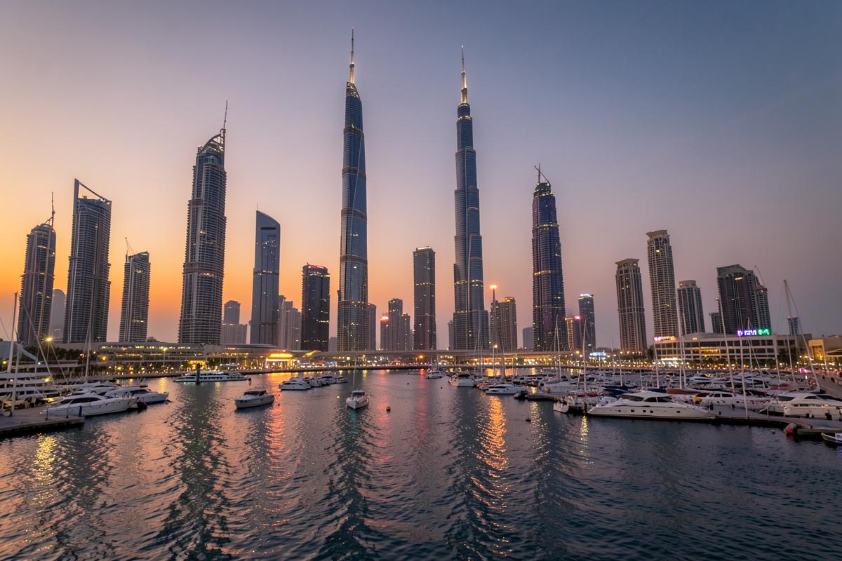 Skyline von Dubai mit Burj Khalifa im Abendlicht