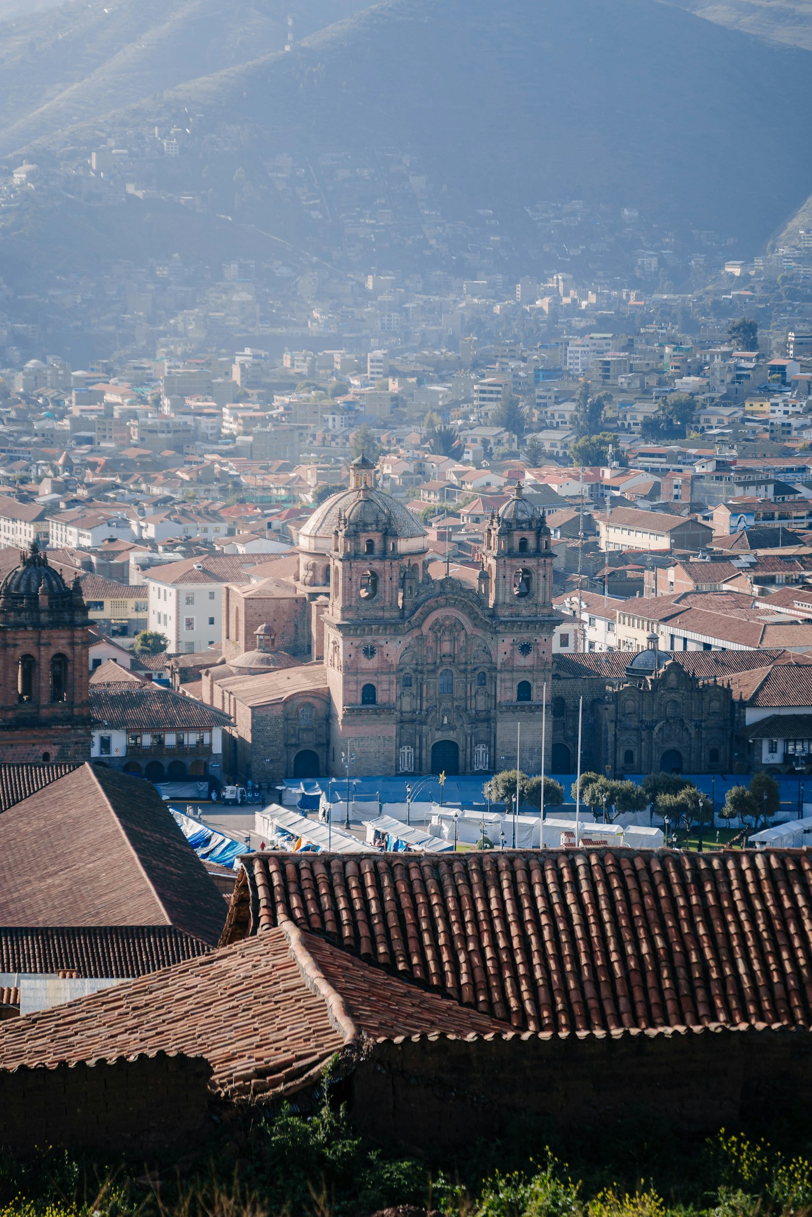 Altstadt von Cusco mit Kathedrale und Bergen