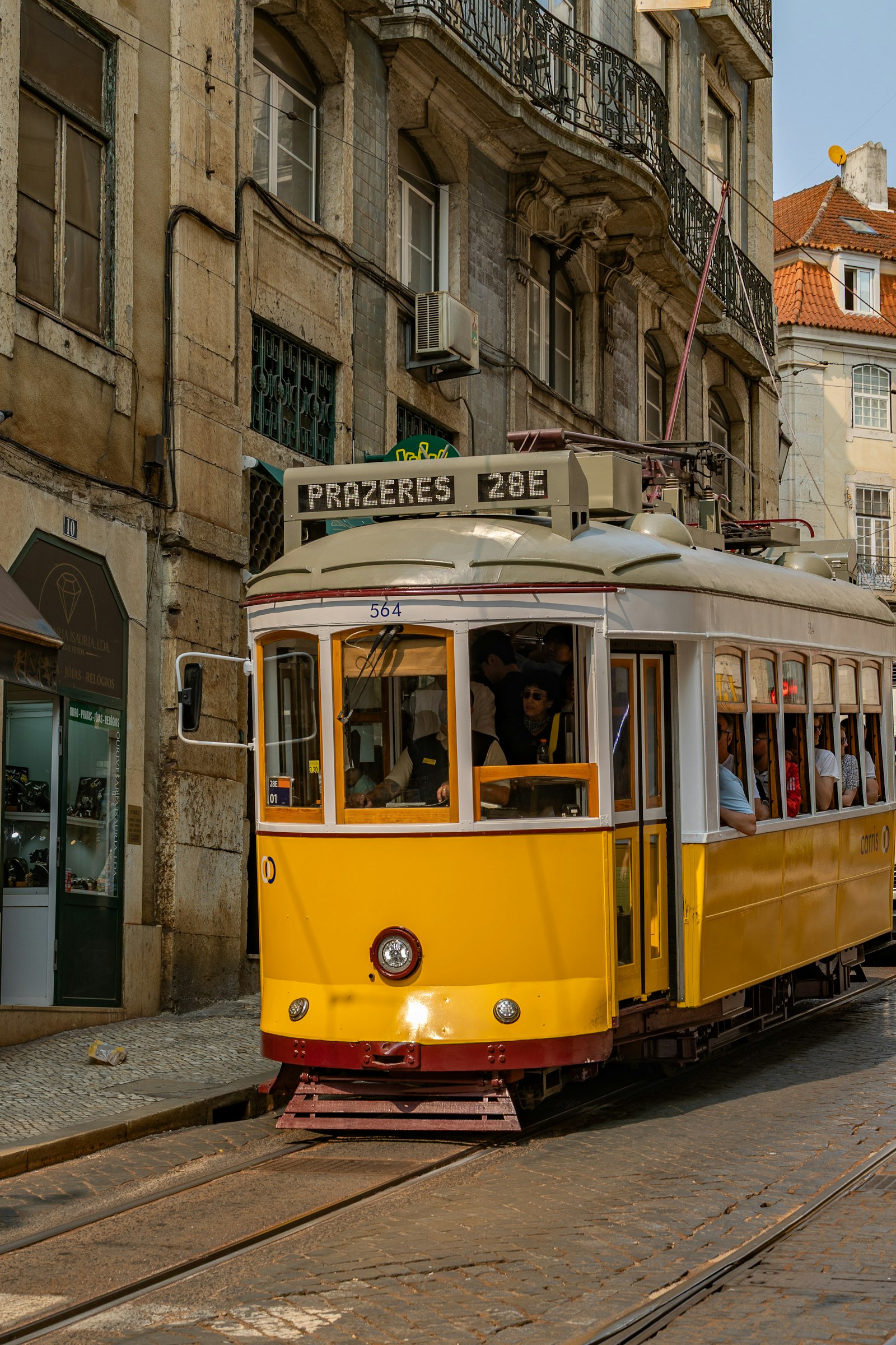 Gelbe Straßenbahn in einer Gasse in Lissabon