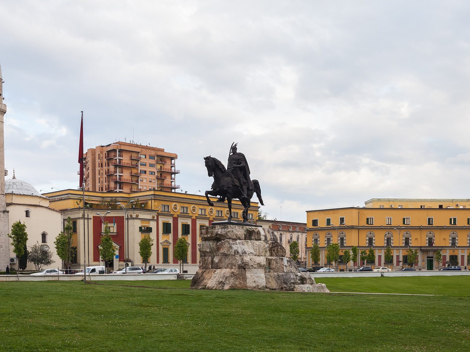 Skanderbeg-Platz in Tirana mit Reiterdenkmal und Stadtkulisse