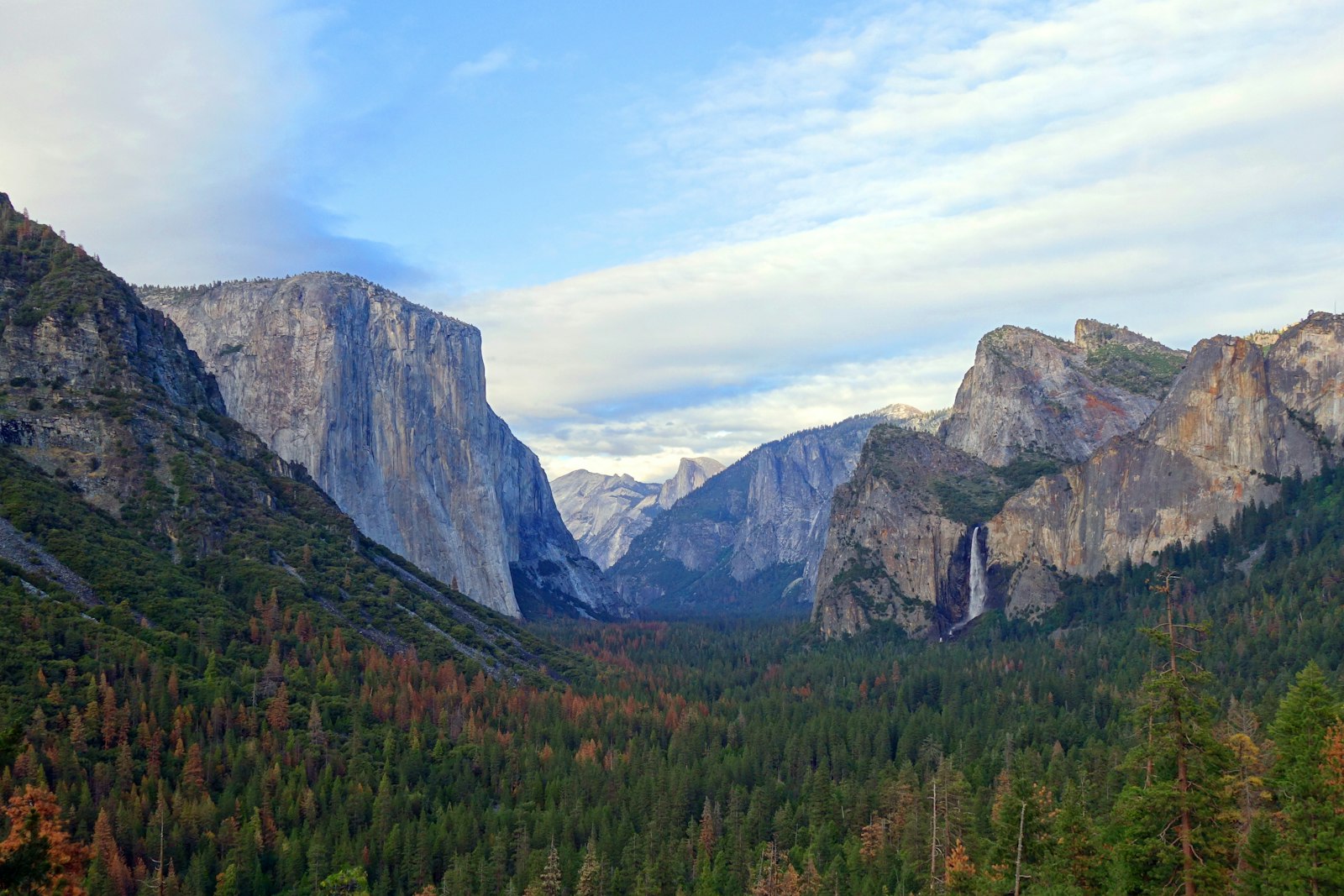 Granitfelsen und Täler im Yosemite-Nationalpark