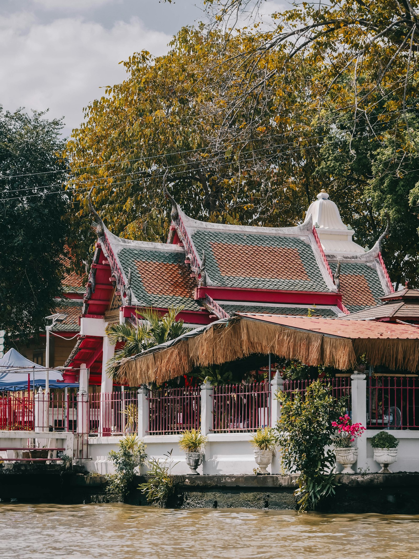 Belebte Straßenszene in Bangkok