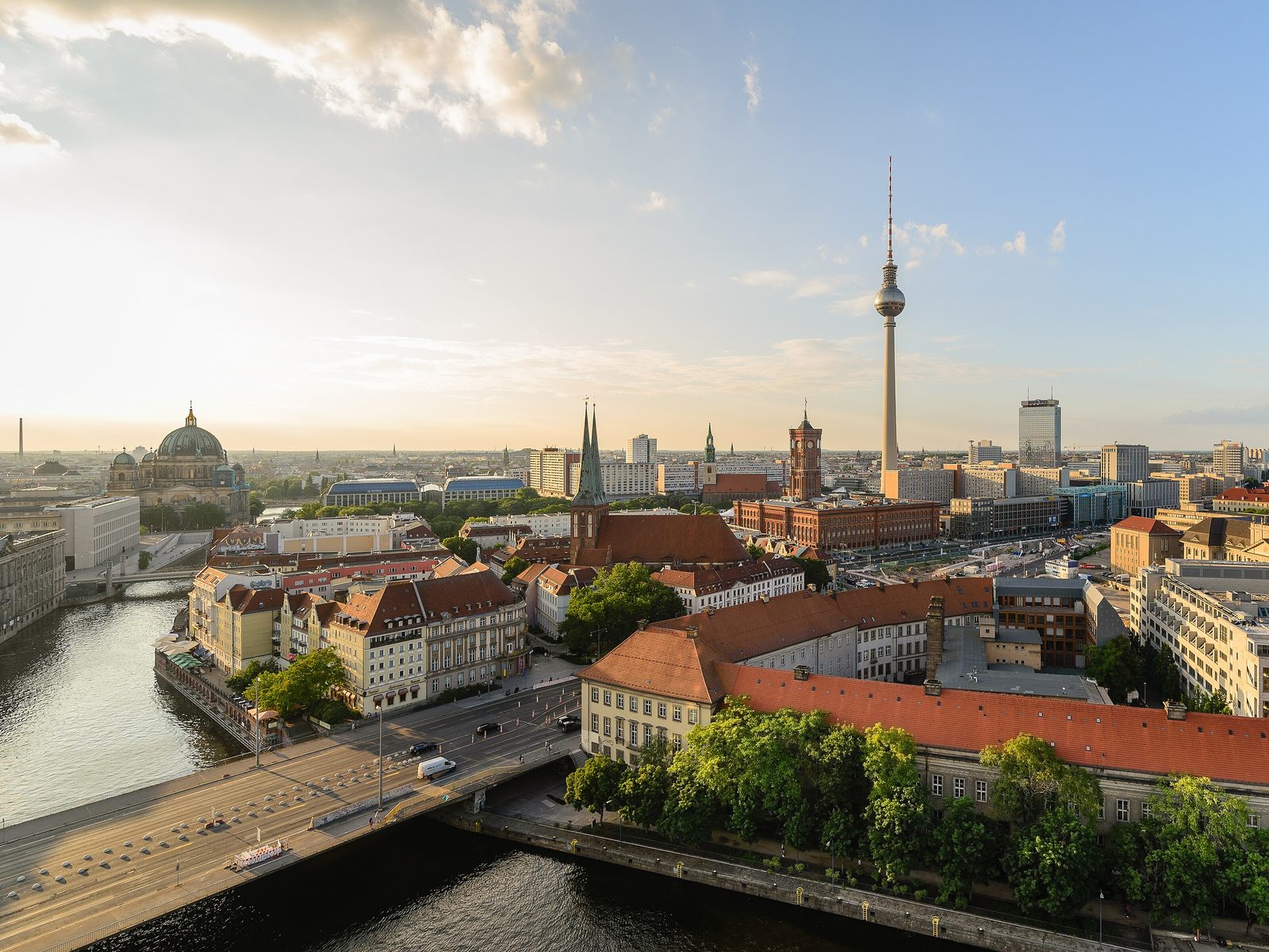 Blick über Berlin mit Spree, Museumsinsel und Fernsehturm