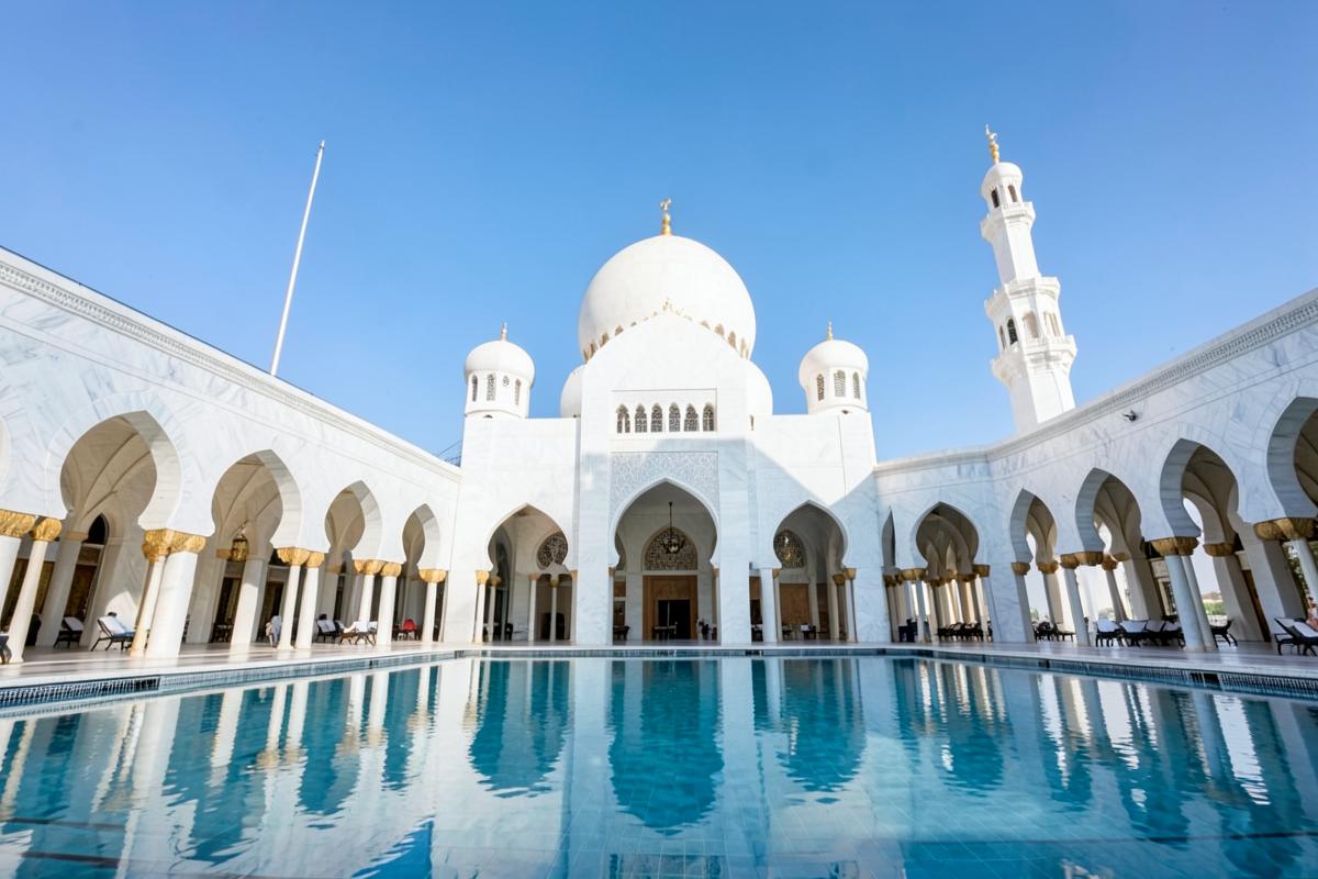 Weiße Kuppeln der Scheich-Zayed-Moschee in Abu Dhabi