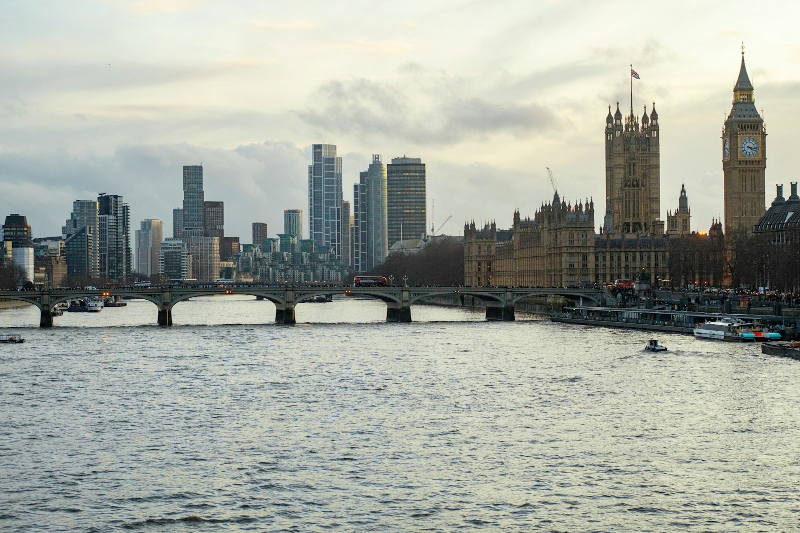 Skyline von London mit Themse und Big Ben