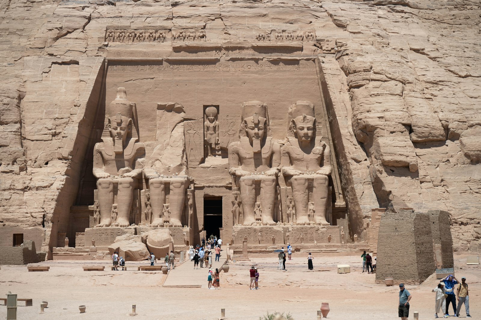 In den Fels gehauene Kolossalstatuen der Tempel von Abu Simbel
