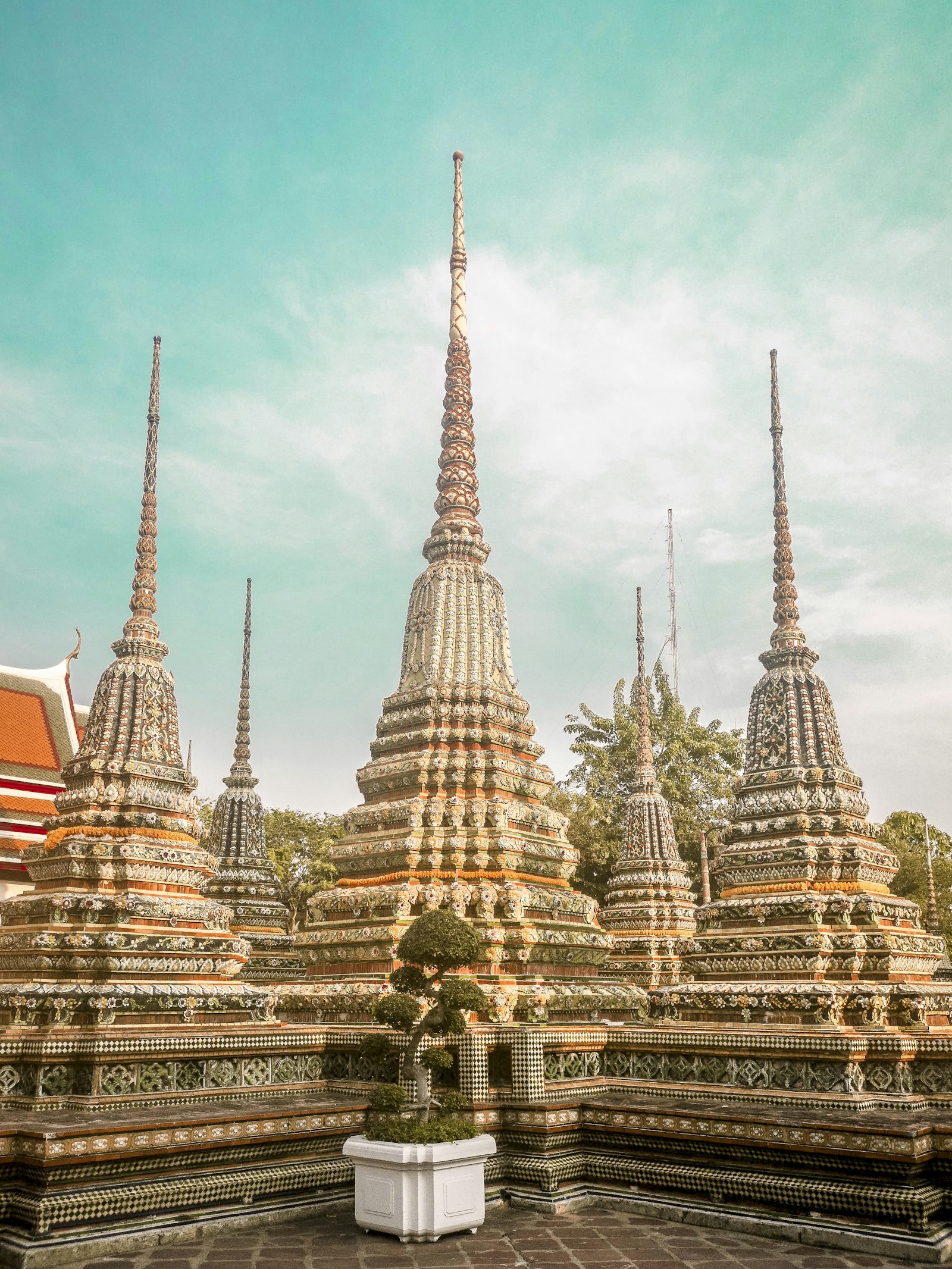 Vergoldete thailändische Tempelanlage