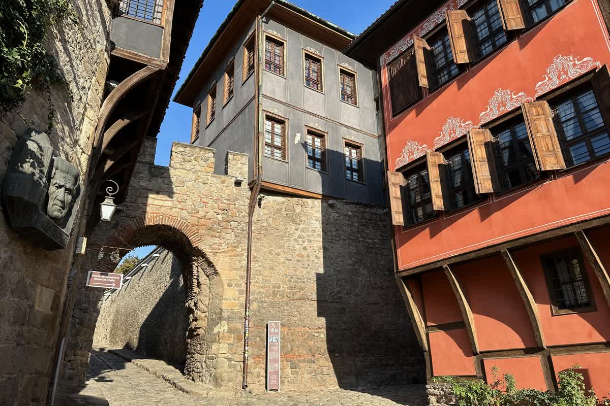 Kopfsteingepflasterte Altstadtgasse mit osmanischen Häusern