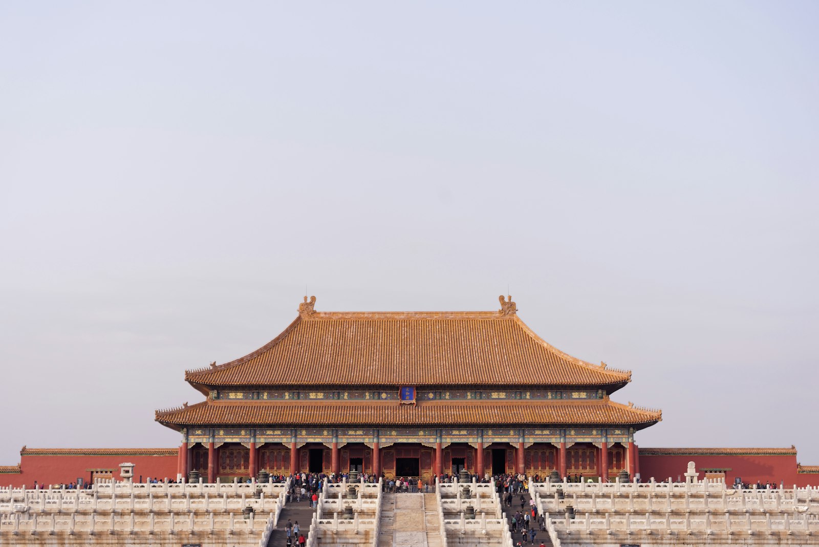 Palastanlage der Verbotenen Stadt in Peking mit roten Mauern und geschwungenen Dächern