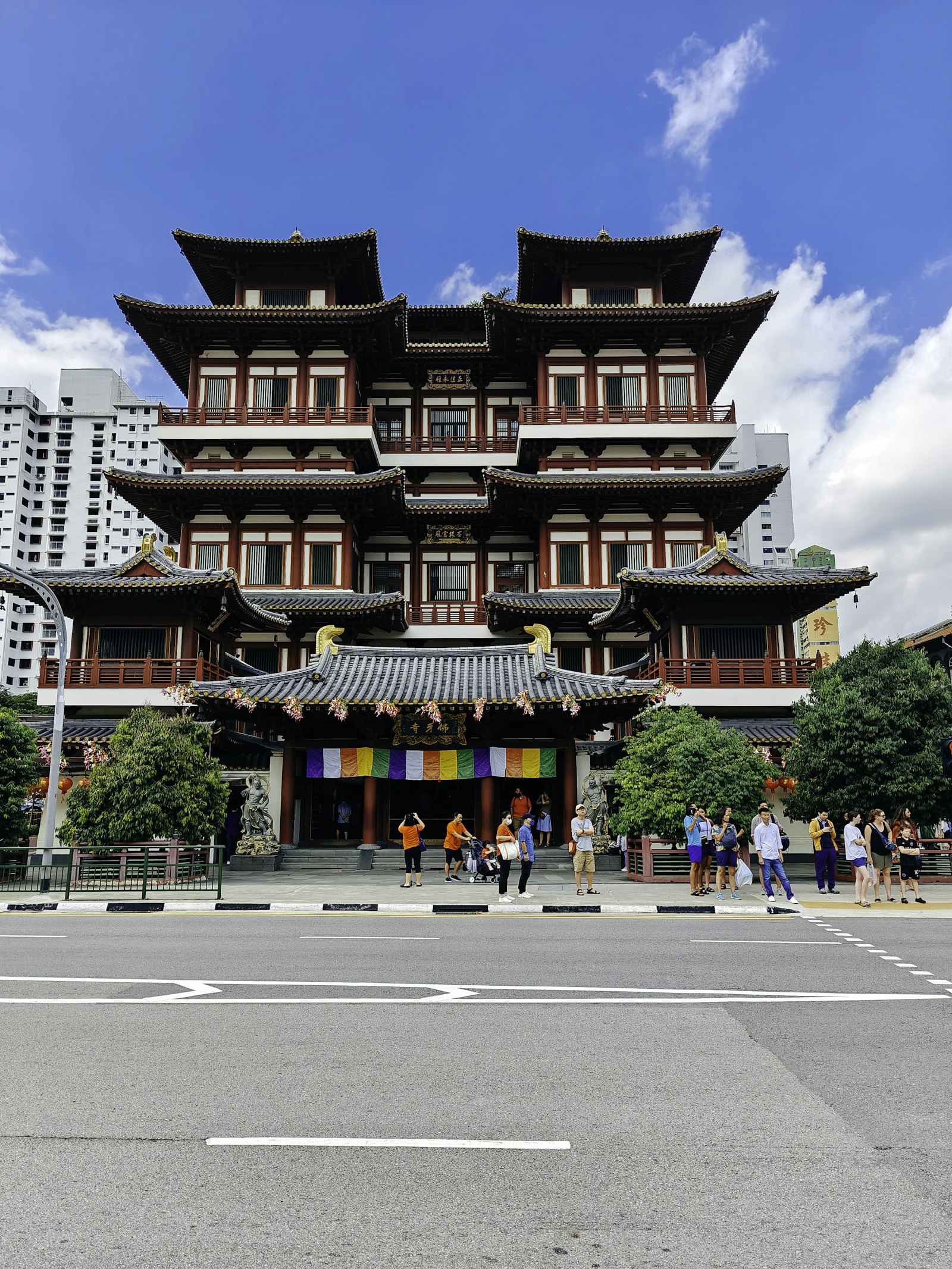 Traditioneller Tempel unter blauem Himmel