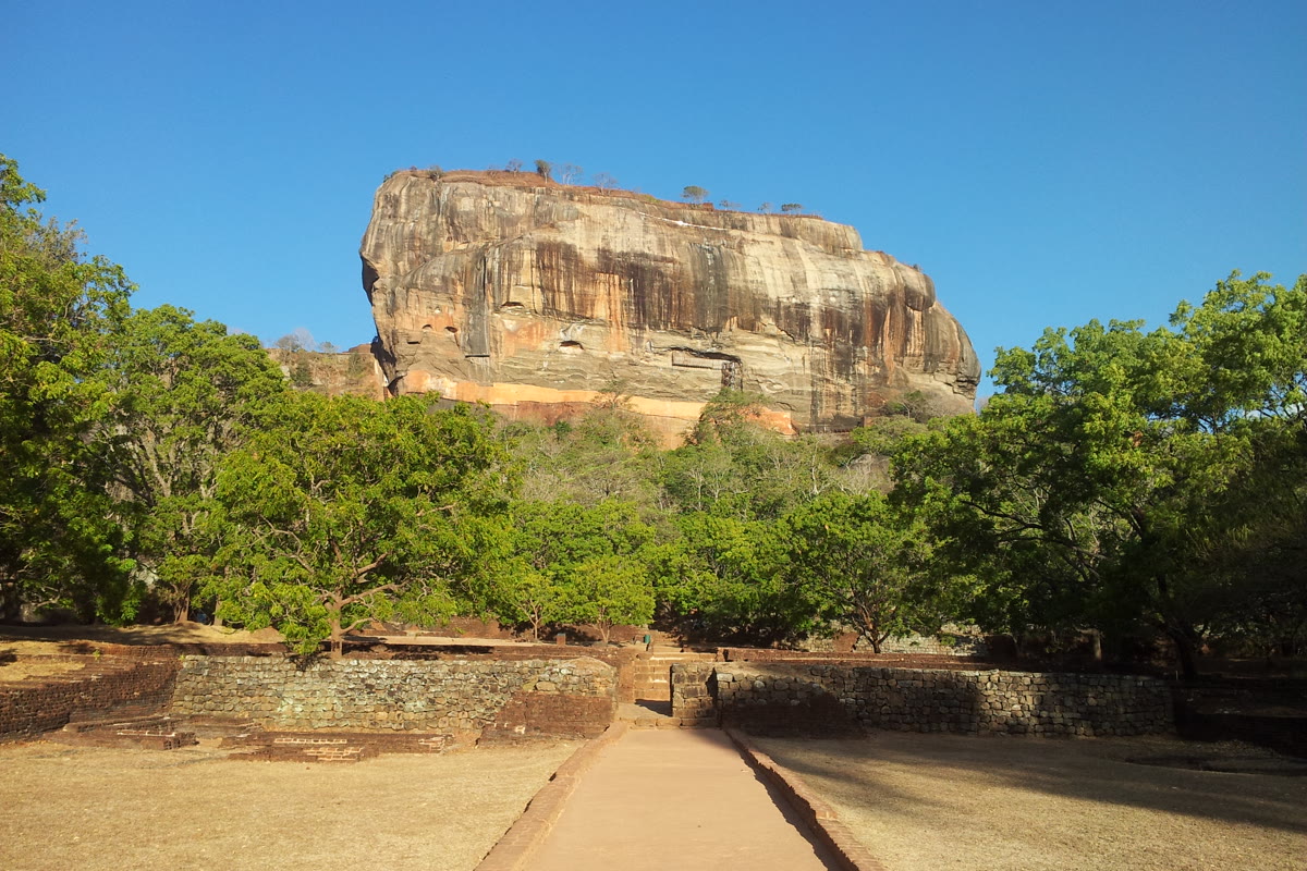 Der Felsen von Sigiriya erhebt sich über dem umliegenden Dschungel