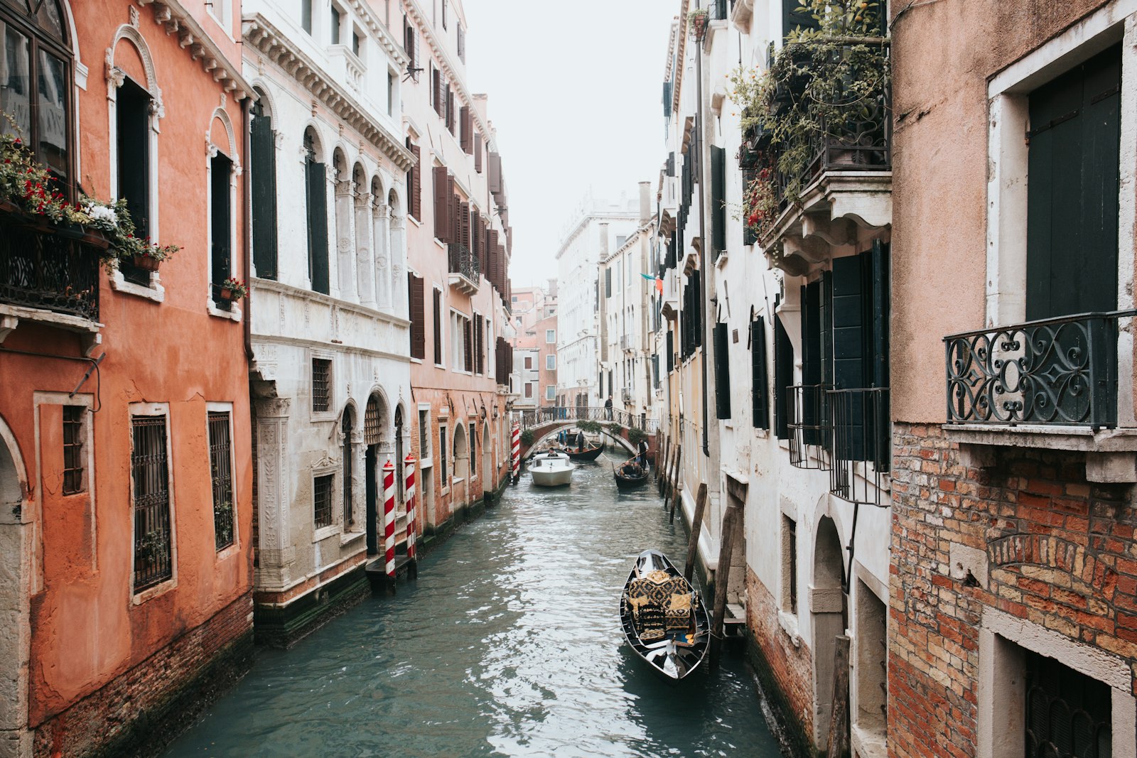 Kanal in Venedig mit Booten und Altbauten