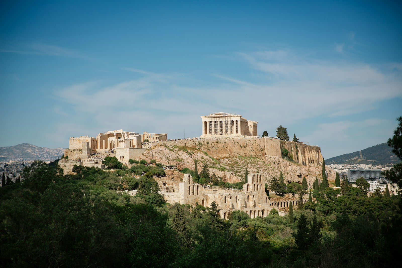 Akropolis von Athen mit dem Parthenon vor blauem Himmel