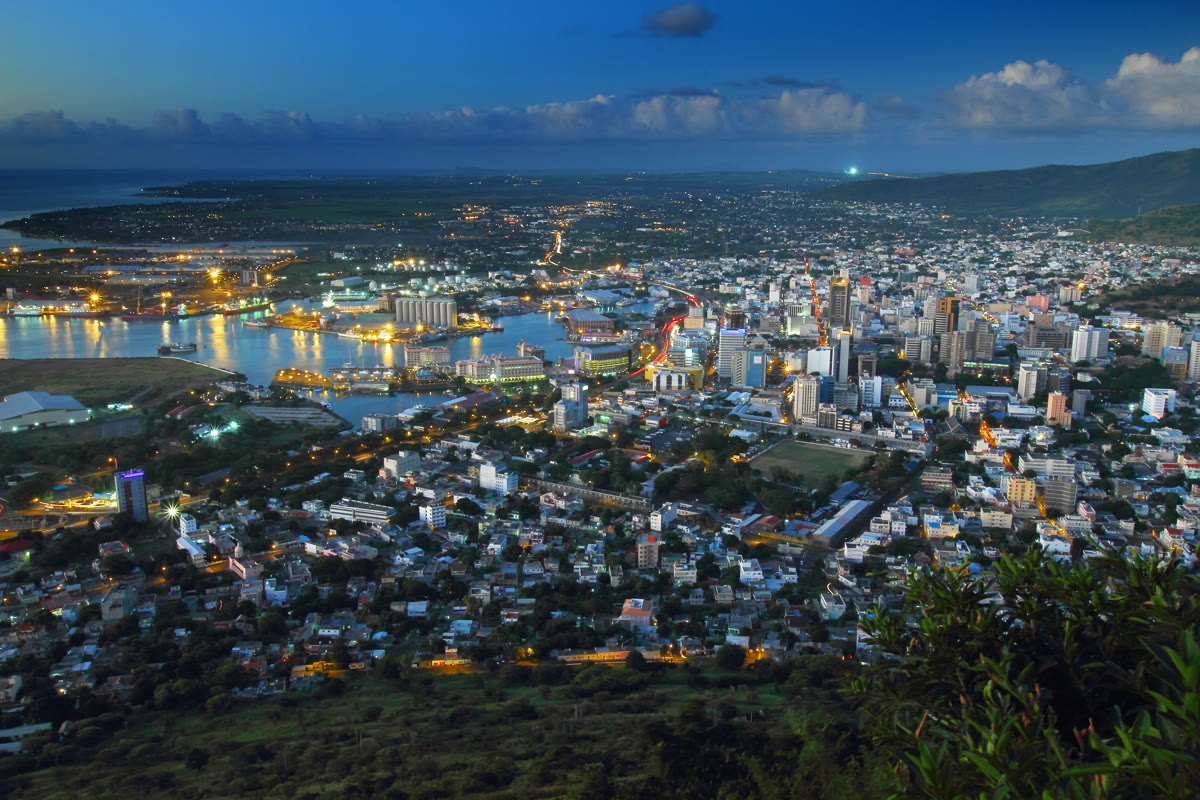 Abendliche Skyline und Hafen von Port Louis