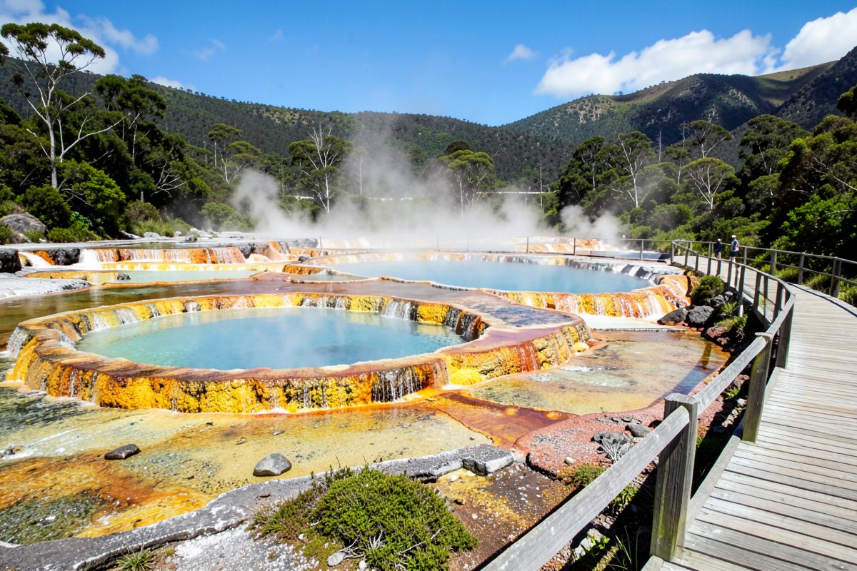 Dampfende Geothermalfelder und farbige Thermalbecken bei Rotorua