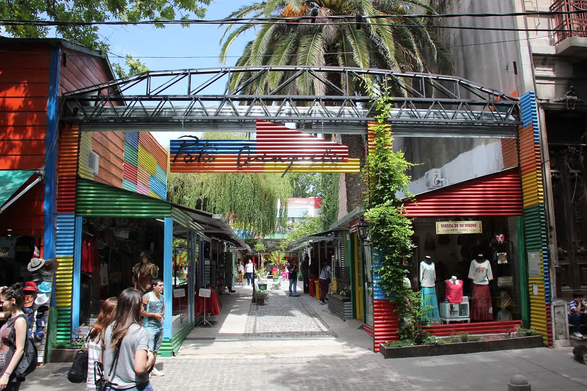 Bunte Häuserfassaden der Straße Caminito im Stadtteil La Boca in Buenos Aires