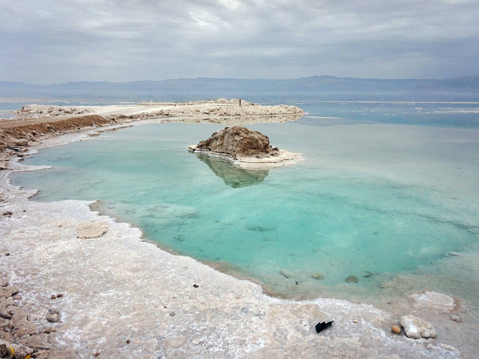 Salzformationen im türkisfarbenen Wasser des Toten Meeres