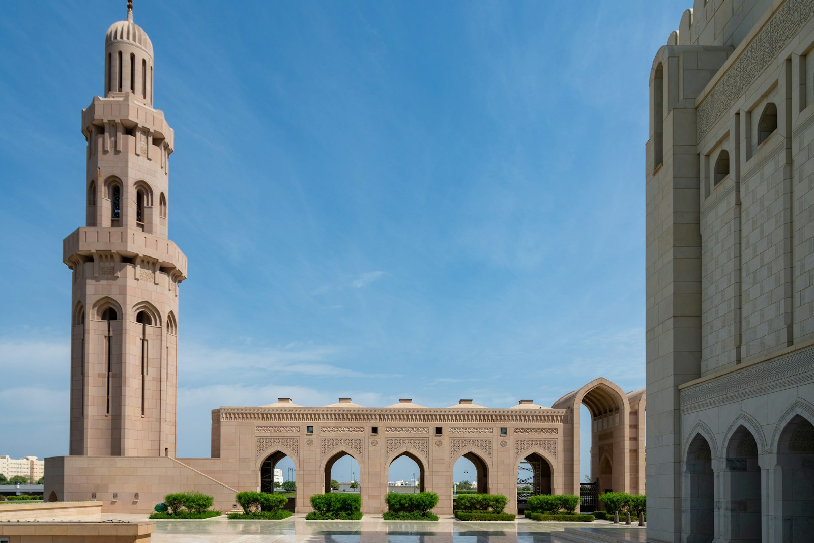 Innenhof einer großen Moschee mit Kuppel und Minarett