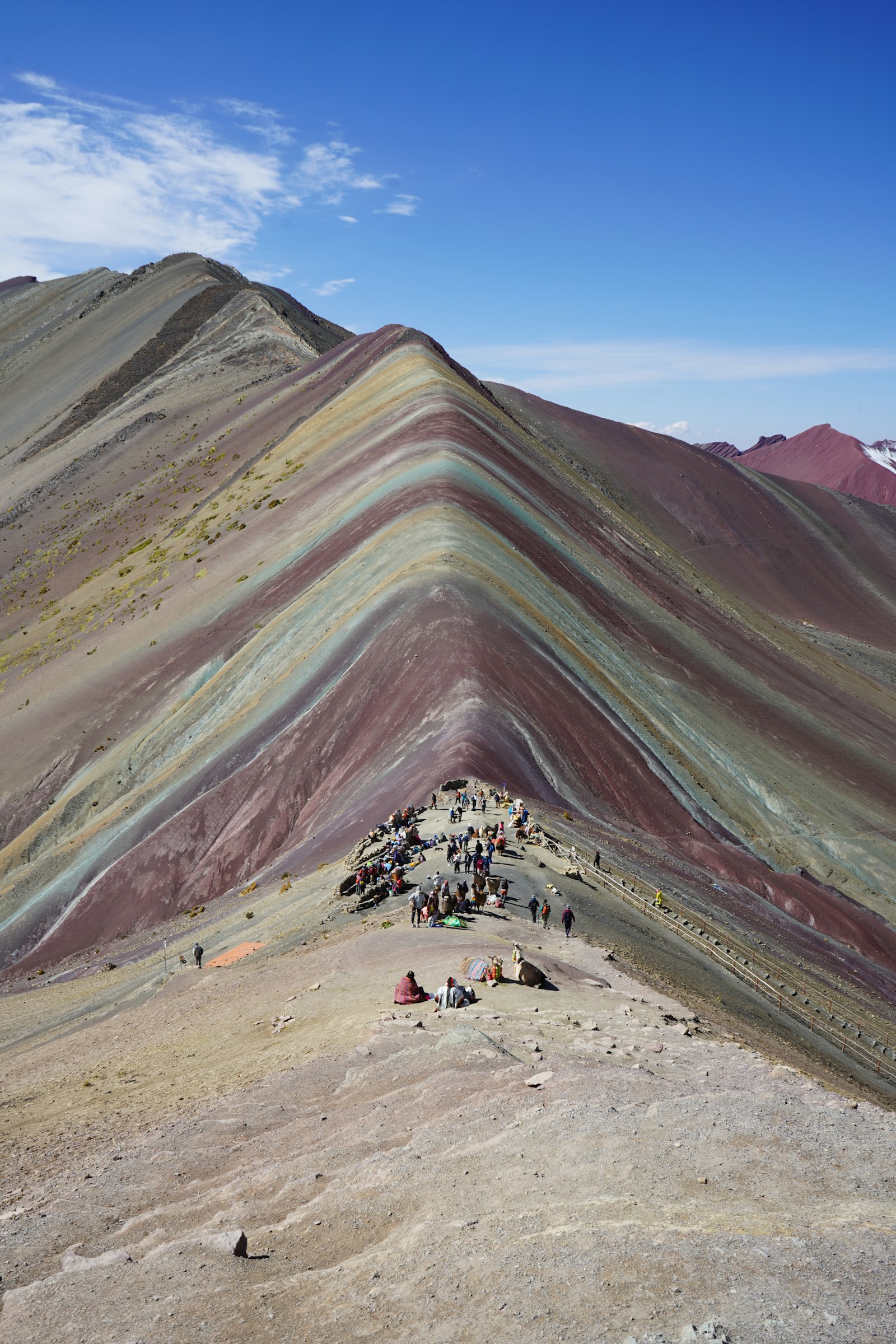 Farbig gestreifter Berg in Peru mit Besuchern