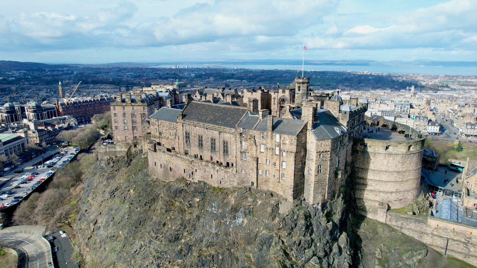 Edinburgh Castle auf einem Felshügel über der Stadt