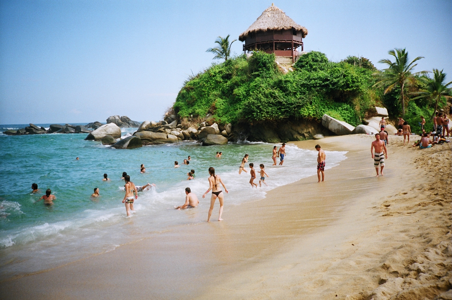 Regenwaldstrand im Nationalpark Tayrona an der Karibikküste
