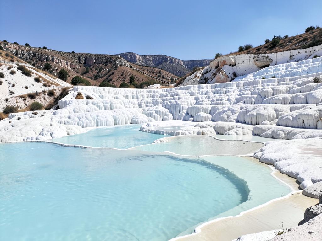 Weiße Sinterterrassen von Pamukkale mit türkisfarbenen Becken