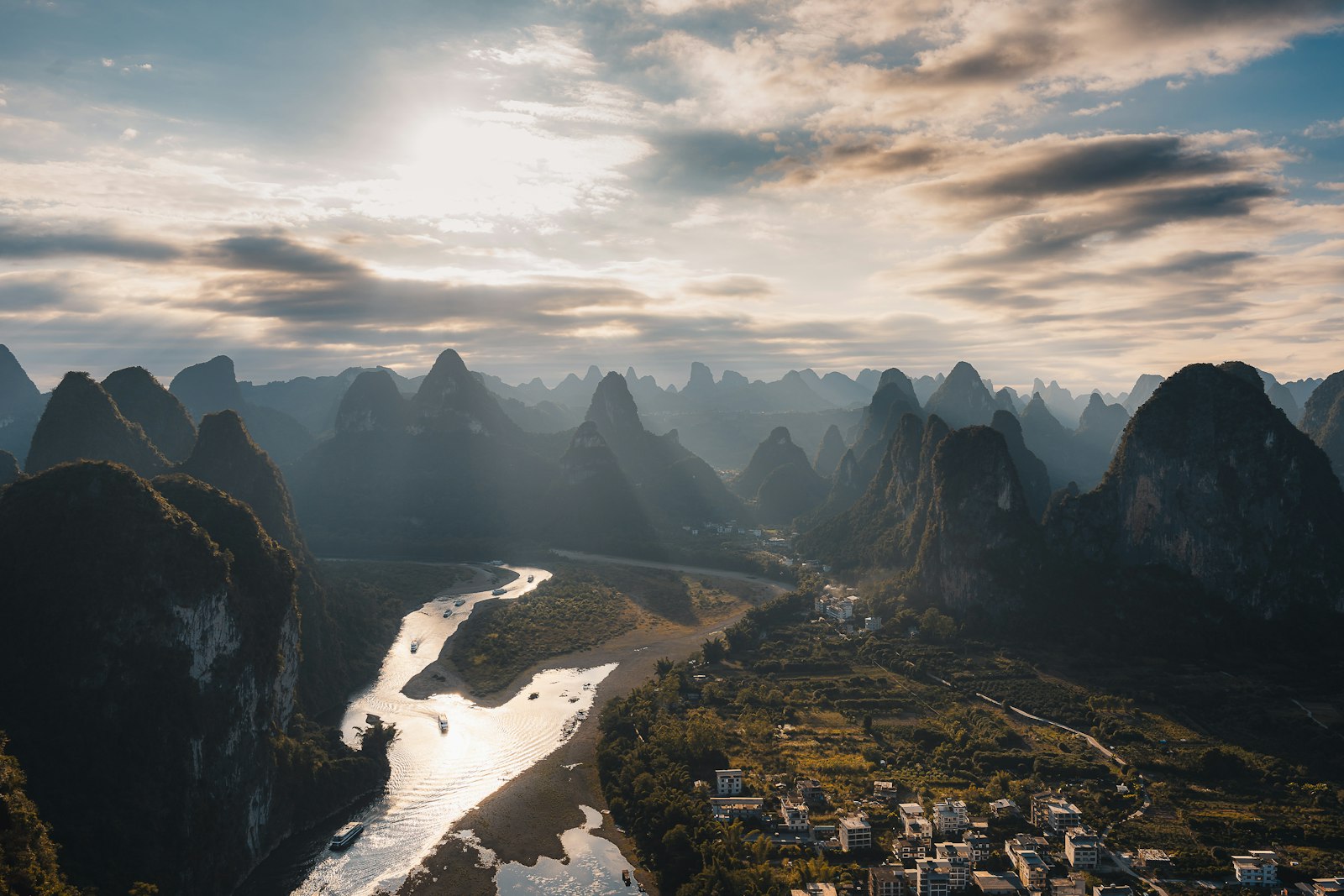 Karstberge und Fluss bei Sonnenaufgang mit Lichtstrahlen