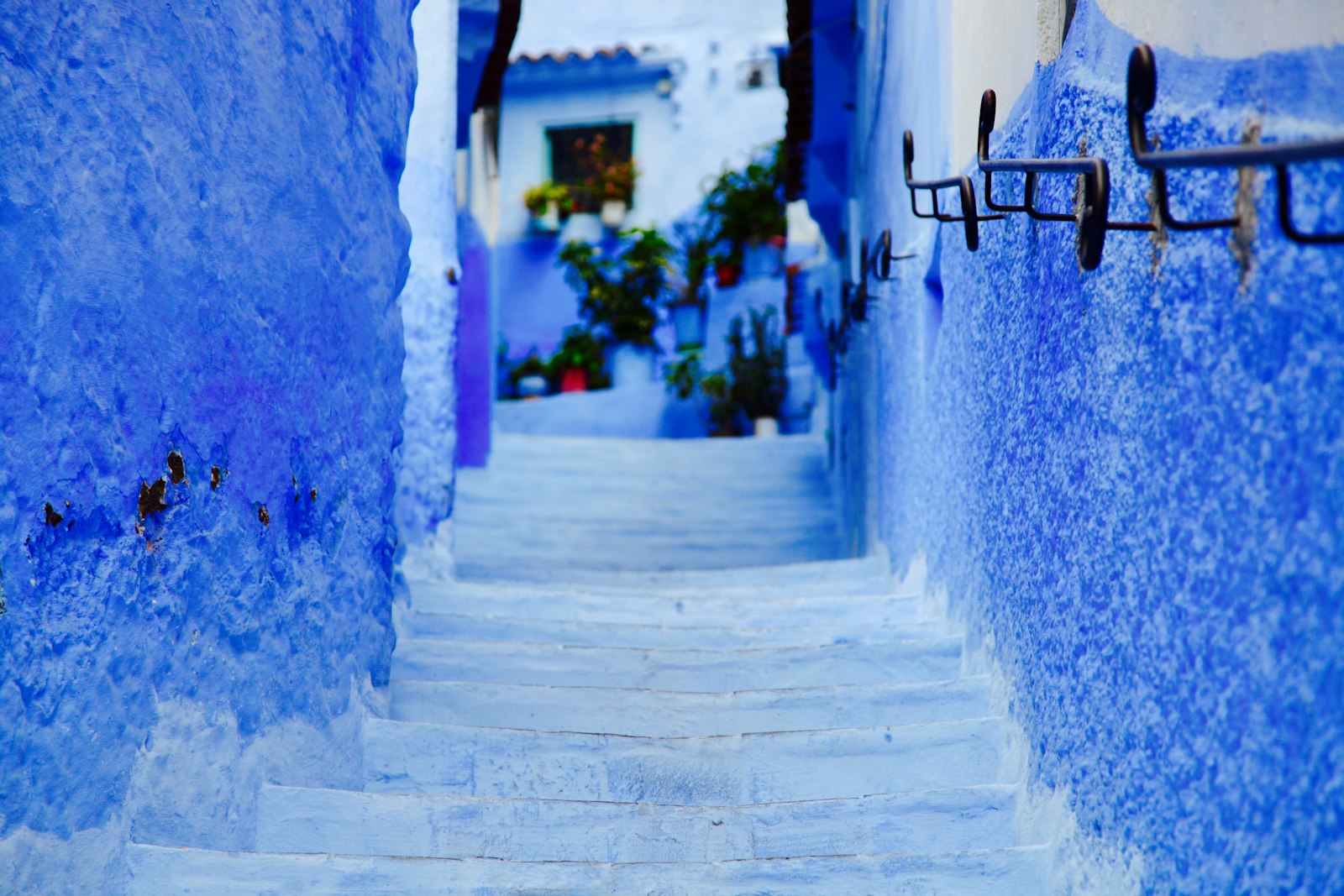 Enge Gasse mit blauen Wänden und Stufen