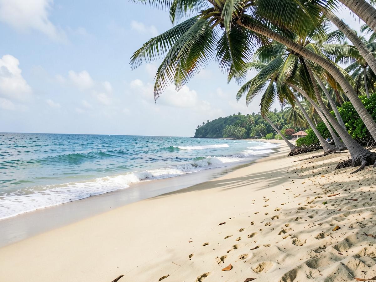 Sandstrand mit Palmen und ruhiger Brandung