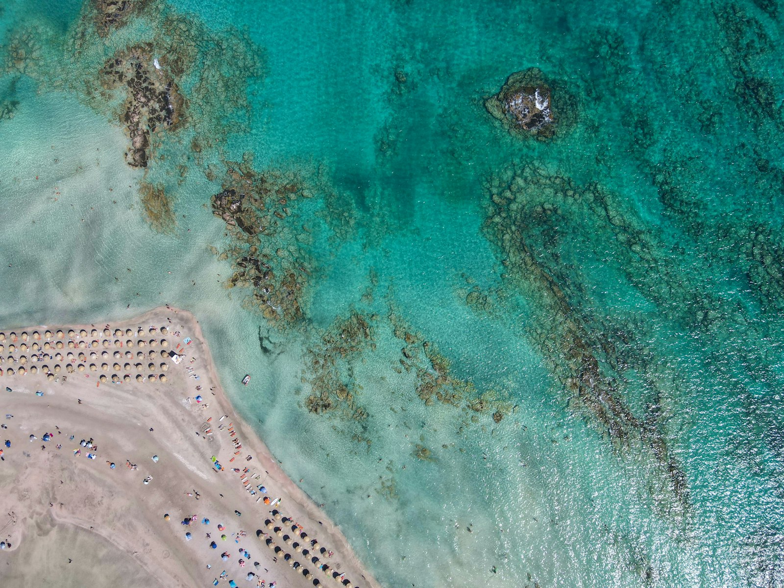 Luftaufnahme eines Strandes mit türkisfarbenem Wasser