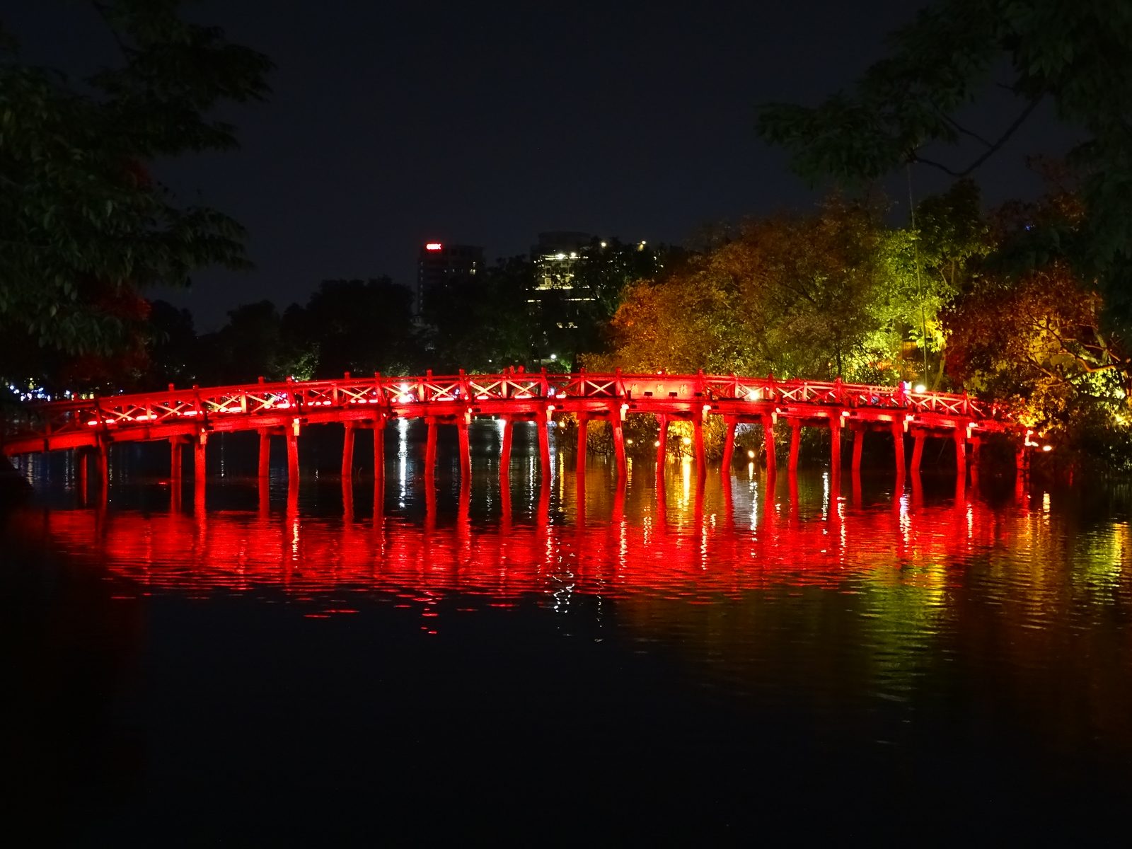Rot beleuchtete Brücke am Hoan-Kiem-See in Hanoi bei Nacht