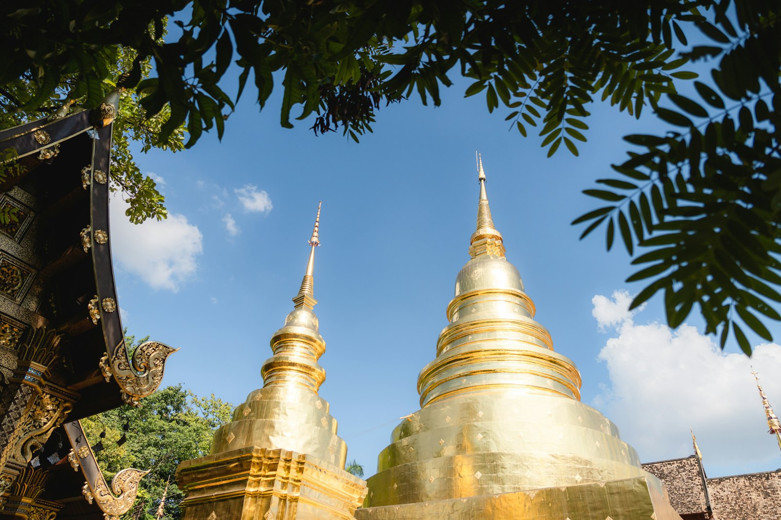 Zwei goldene Stupas vor blauem Himmel