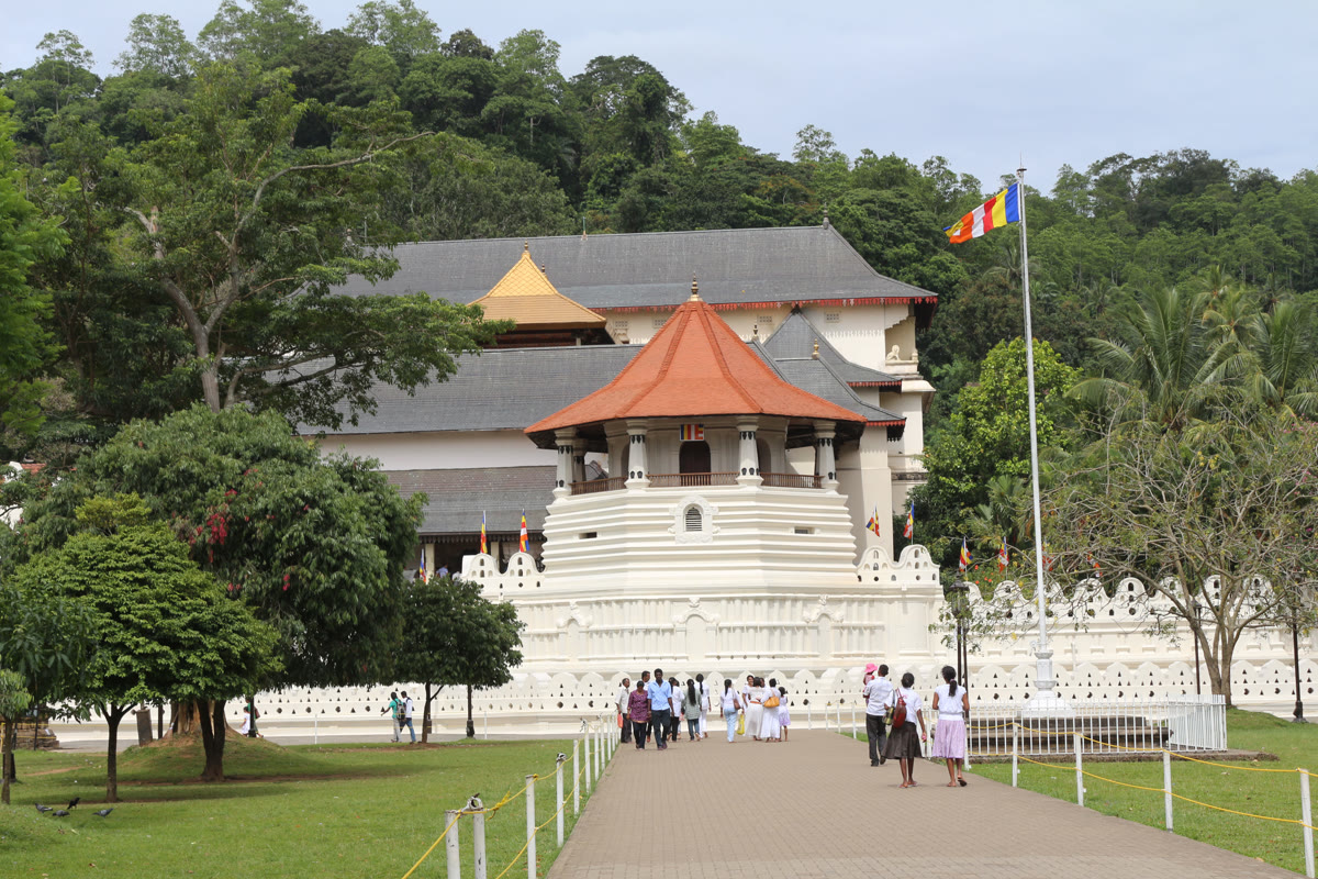 Frontansicht des Zahntempels in Kandy
