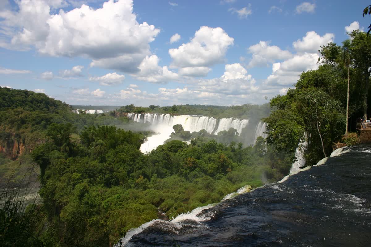 Wasserfälle des Iguazú-Nationalparks mit tropischem Regenwald