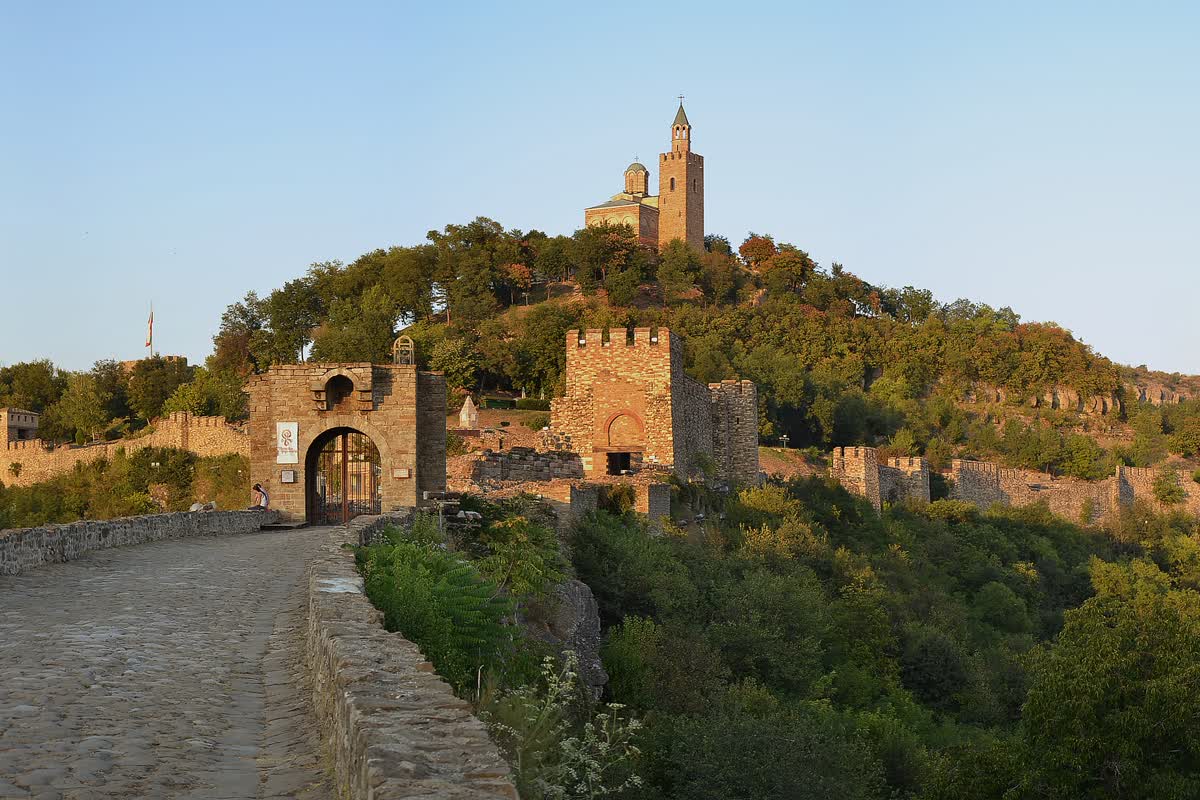 Zarenfestung Zarewez auf einem Hügel über dem Fluss Jantra